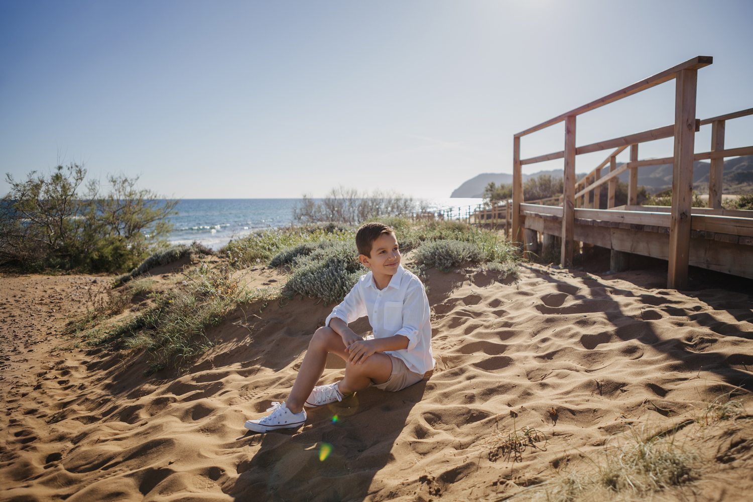 Chico sentado en playa de Cartagena